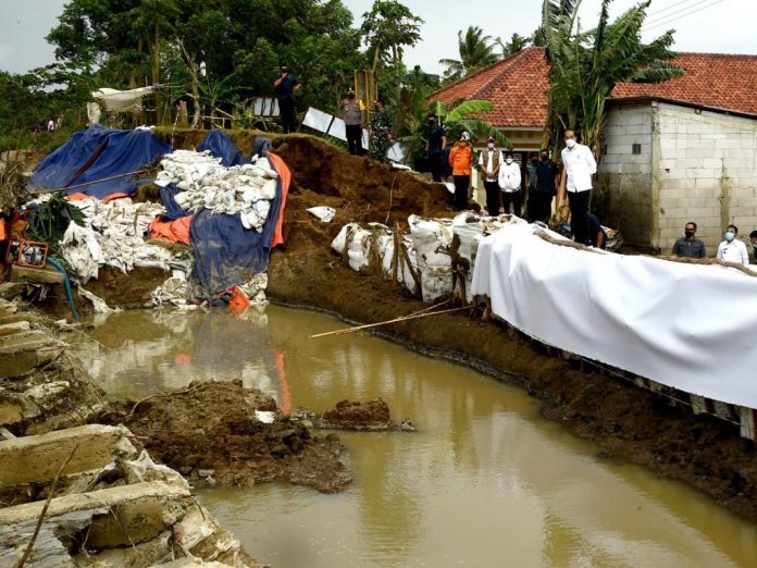 Presiden Joko Widodo meninjau langsung Tanggul Sungai Citarum yang jebol karena hujan ekstrem di Kecamatan Pebayuran, Kabupaten Bekasi
