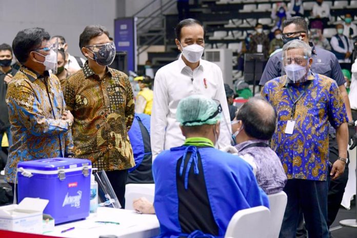 Presiden Joko Widodo meninjau pelaksanaan vaksinasi massal bagi para wartawan di wilayah DKI Jakarta yang dilakukan di Hall A Basket Gelora Bung Karno, Senayan, Jakarta
