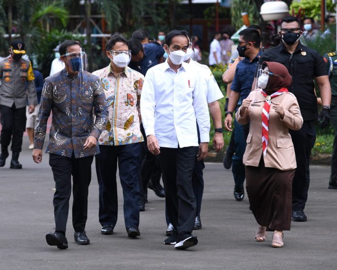 Presiden Joko Widodo meninjau secara langsung kegiatan vaksinasi Covid-19 massal tahap kedua tenaga pendidik dan kependidikan di SMA Negeri 70 Bulungan, Jakarta Selatan