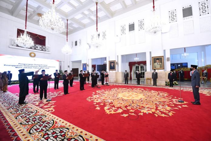 Presiden Joko Widodo menyaksikan pengucapan sumpah keanggotaan Ombudsman Republik Indonesia masa jabatan tahun 2021-2026 di Istana Negara