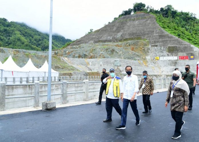 Presiden Joko Widodo saat meresmikan sekaligus meninjau Bendungan Tukul, pada Minggu, 14 Februari 2021 di Kabupaten Pacitan