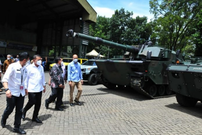 Wamenhan M Herindra didampingi Dirjen Renhan Kemhan Mayjen TNI Budi Prijono berkunjung ke PT Pindad (Persero), di Bandung, Jumat (26 Feb 2021).
