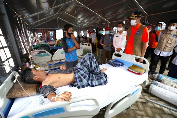 Kepala Badan Nasional Penanggulangan Bencana Letjen TNI Dr. (H.C.) Doni Monardo melakukan peninjauan Rumah Sakit Darurat Lapangan Mamuju di Kabupaten Mamuju, Sulawesi Barat