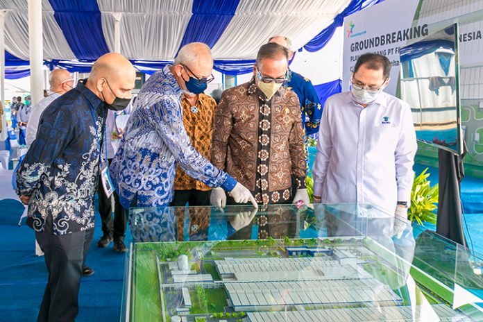 Menteri Perindustrian Agus Gumiwang Kartasasmita meninjau rencana pembangunan pabrik Frisian Flag di Cikarang, Kabupaten Bekasi, Jawa Barat