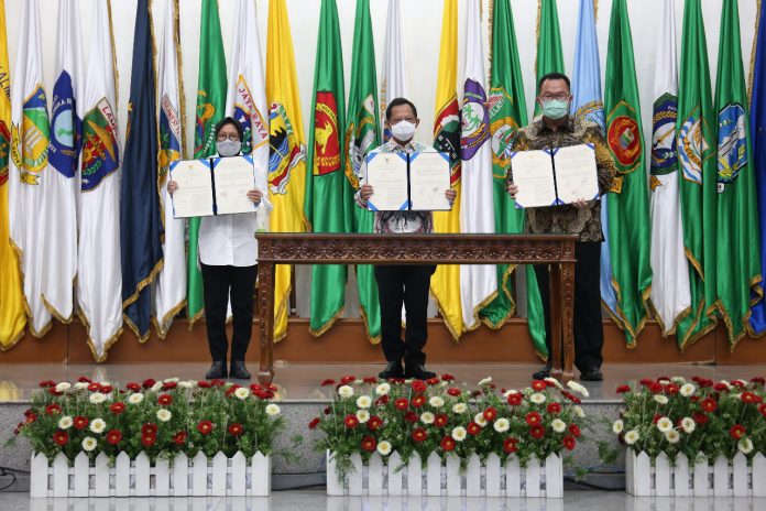 Menteri Sosial Tri Rismaharini menandatangani Nota Kesepahaman dengan Menteri Dalam Negeri dan Ketua Forum Rektor Indonesia di Kantor Pusat Kemendagri 2
