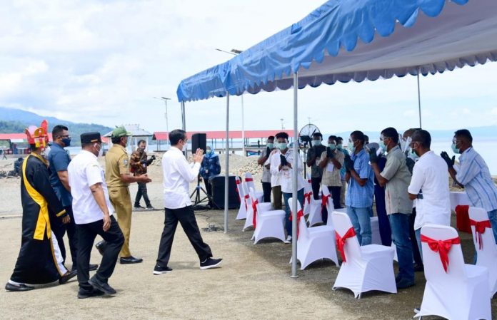 Presiden Joko Widodo berdialog dengan para nelayan di Dermaga Huseka’a Hitu, Kabupaten Maluku Tengah, Provinsi Maluku