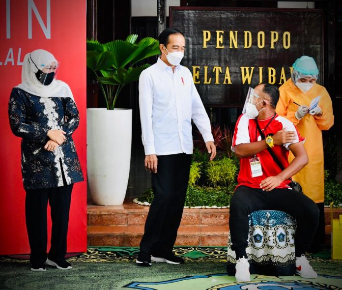 Presiden Joko Widodo dalam kunjungan kerjanya ke Provinsi Jawa Timur meninjau pelaksanaan vaksinasi massal di Pendopo Delta Wibawa, Kabupaten Sidoarjo