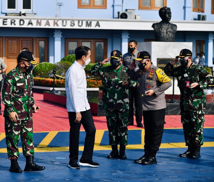 Presiden Joko Widodo melakukan kunjungan kerja ke Provinsi Bali untuk meninjau vaksinasi massal