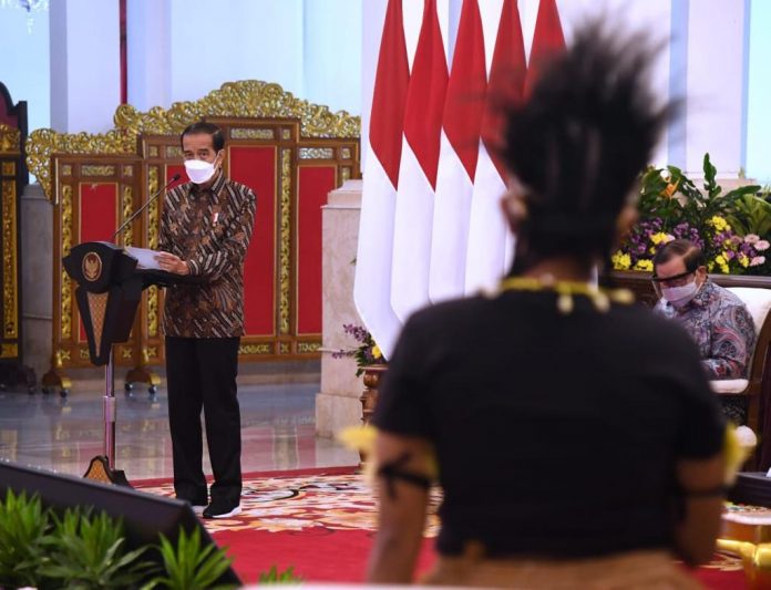 Presiden Joko Widodo memberikan arahan kepada para penerima Kartu Prakerja Tahun 2020-2021 di Istana Negara