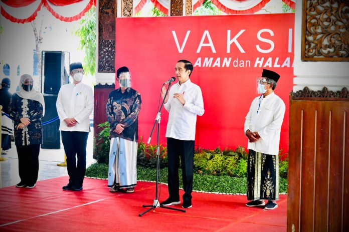 Presiden Joko Widodo memberikan keterangan pers terkait Vaksin AstraZeneca di Kabupaten Sidoarjo