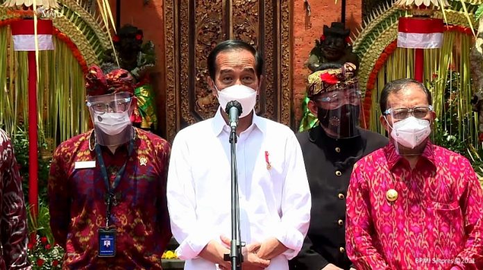 Presiden Joko Widodo memberikan keterangan pers usai meninjau vaksinasi Covid-19 di Kabupaten Gianyar, Bali