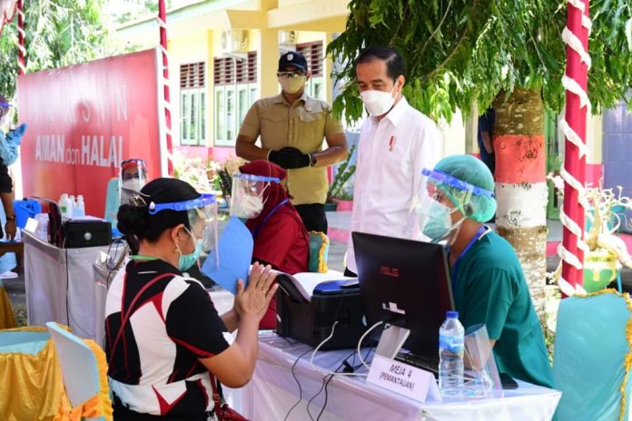 Presiden Joko Widodo meninjau langsung vaksinasi massal di Kantor Camat Kao, Kabupaten Halmahera Utara, Provinsi Maluku Utara