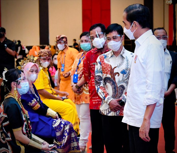 Presiden Joko Widodo meninjau vaksinasi massal bagi para guru di Kota Makassar