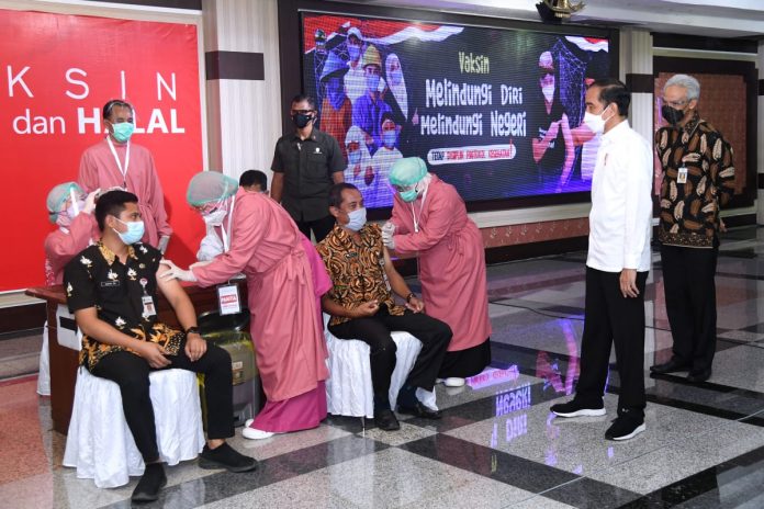 Presiden Joko Widodo meninjau vaksinasi massal bagi para pelayan publik di Gedung Gradhika Bhakti Praja, Kompleks Kantor Gubernur Jawa Tengah, Kota Semarang