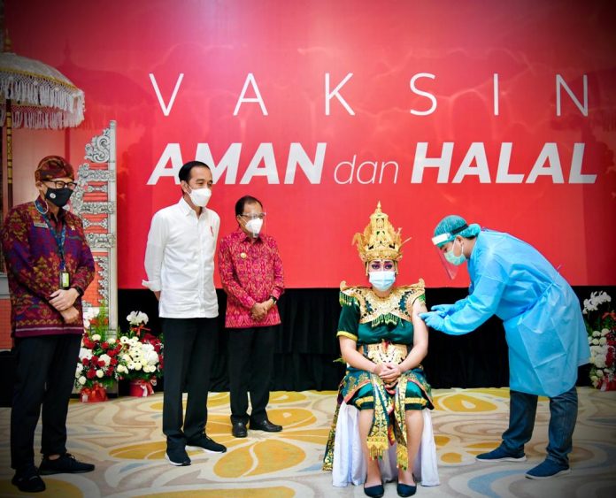 Presiden Joko Widodo meninjau vaksinasi massal di Haris Hotel dan Residences Sunset Road, Denpasar, Bali