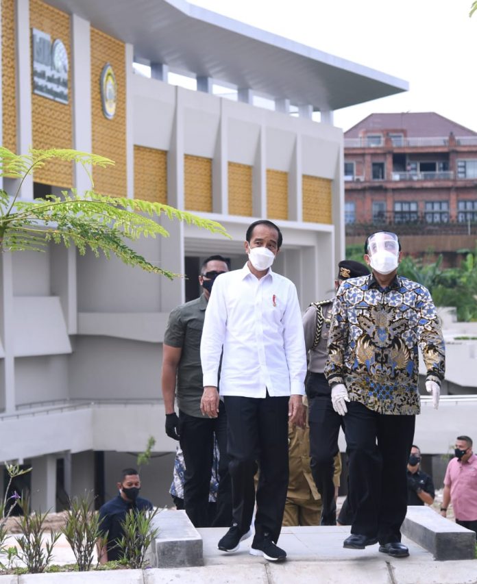 Presiden Joko Widodo meresmikan kampus baru Universitas Sultan Ageng Tirtayasa di Sindangsari, Kabupaten Serang