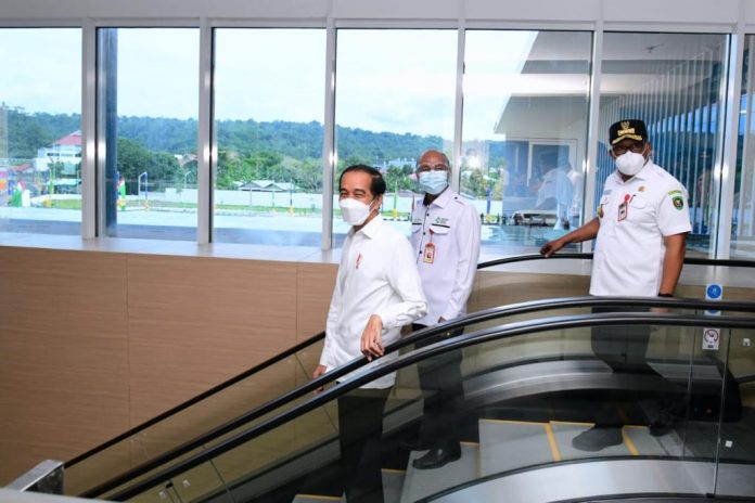 Presiden Joko Widodo meresmikan operasional Rumah Sakit Umum Pusat dr. J. Leimena di Ambon, Provinsi Maluku 2