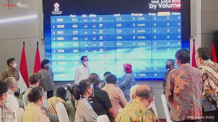 Presiden Jokowi meninjau vaksinasi bagi pelaku perbankan dan pasar modal di Gedung Bursa Efek Indonesia, Jakarta