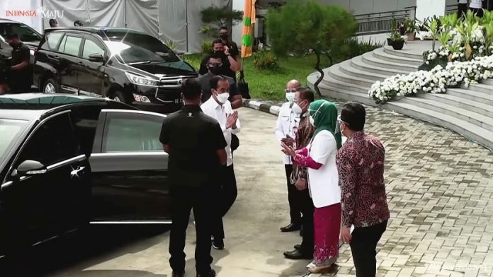 Presiden Jokowi meninjau vaksinasi massal dan resmikan RSUP dr. J. Leimena di Kota Ambon