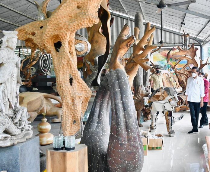 Presiden Jokowi singgah di salah satu toko yang menjual mebel dan kerajinan di bilangan Jalan Raya Mas, Ubud