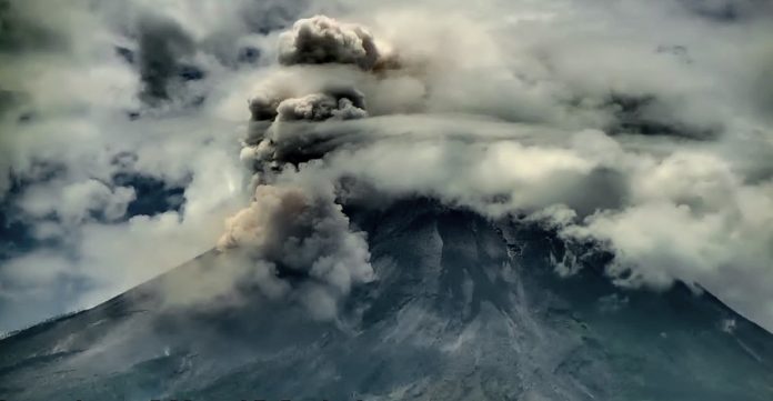 Awan panas guguran dari aktivitas vulkanik Gunung Merapi teramati dari Tunggularum, Sleman, Yogyakarta