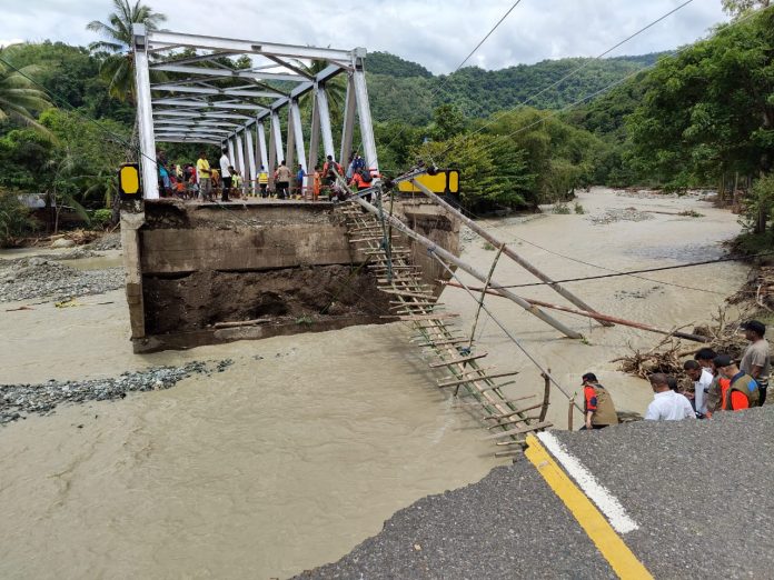 Badai Siklon Tropis Seroja yang menyebabkan banjir bandang dan tanah longsor membuat salah satu jembatan putus di Desa Taramana, Kabupaten Alor, Nusa Tenggara Timur