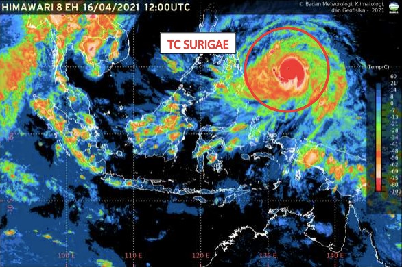 Citra satelit Himawari terkait adanya Siklon Tropis Surigae (lingkaran merah) di wilayah perairan Samudera Pasifik utara Papua Barat