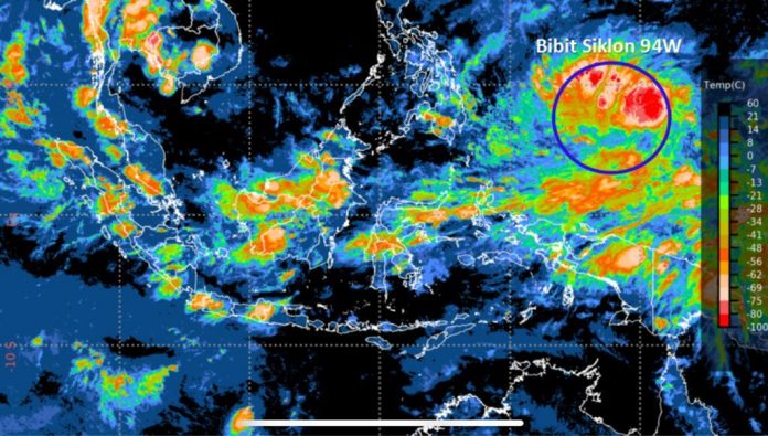 Citra satelit yang menunjukkan adanya pertumbuhan Bibit Siklon Tropis 94W (lingkaran biru) di Samudera Pasifik utara Papua