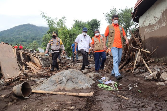 Kepala Badan Nasional Penanggulangan Bencana Letjen TNI Dr. (H.C.) Doni Monardo bersama pemerintah daerah Provinsi Nusa Tenggara Timur meninjau daerah terdampak banjir bandang