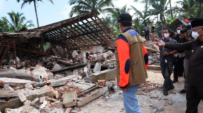 Kepala Badan Nasional Penanggulangan Bencana Letnan Jenderal TNI Dr. (H.C.) Doni Monardo meninjau lokasi gempa di Desa Wirotaman, Kecamatan Ampel Gading, Malang, Jawa Timur