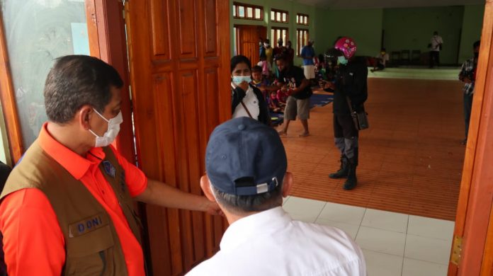 Kepala Badan Nasional Penanggulangan Bencana Letnan Jendral TNI Dr. (H.C.) Doni Monardo mengunjungi posko pengungsian di Lewoleba, NTT