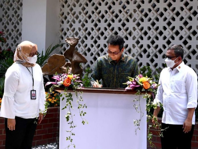 Kepala Sekretariat Presiden Heru Budi Hartono meresmikan Ruang Konservasi yang ada di Istana Kepresidenan Jakarta