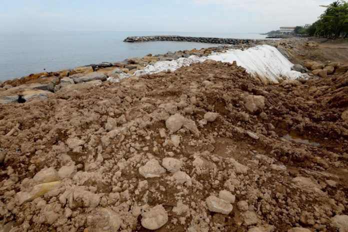 Kondisi sea wall penahan abrasi dan gelombang tsunami di pesisir Pantai Padang, Kota Padang, Sumatera Barat