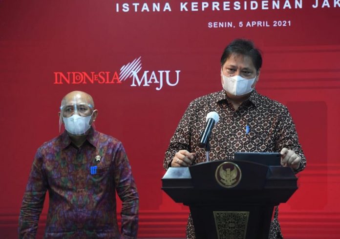 Menteri Koordinator Bidang Perekonomian Airlangga Hartarto bersama Menteri Koperasi dan UKM Teten Masduki memberikan keterangan pers di Kantor Presiden