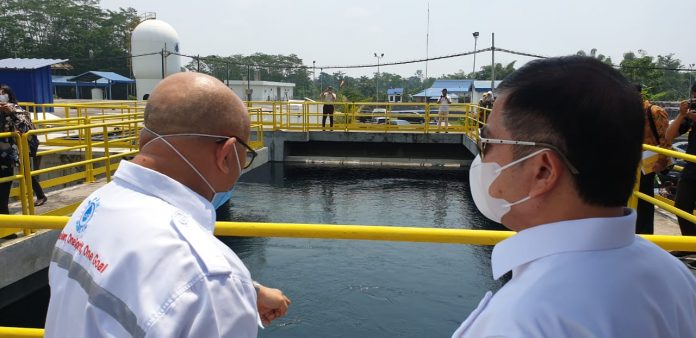 Menteri Perencanaan Pembangunan Nasional atau Kepala Bappenas Suharso Monoarfa meninjau SPAM Umbulan