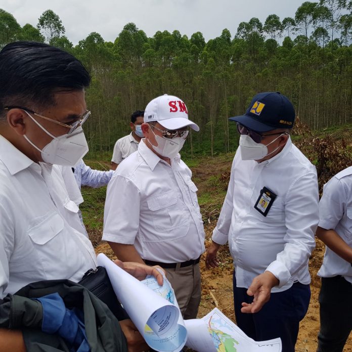 Menteri Perencanaan Pembangunan Nasional atau Kepala Bappenas Suharso Monoarfa meninjau lokasi Ibu Kota Negara Baru di Kalimantan Timur