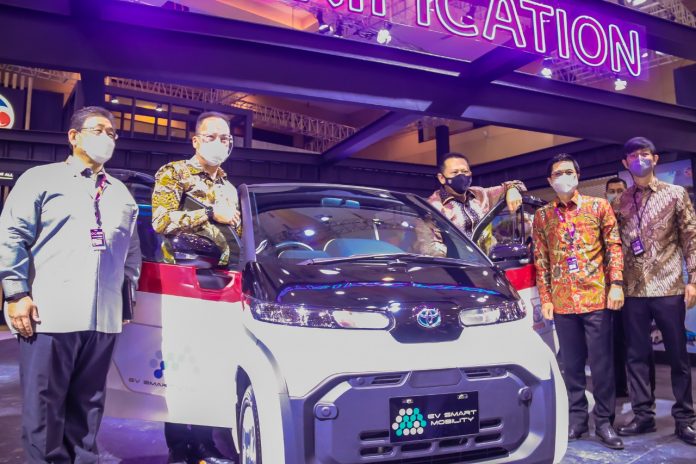 Menteri Perindustrian Agus Gumiwang Kartasasmita mengunjungi Pameran Indonesia International Motor Show Hybrid 2021