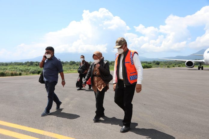 Menteri Sosial Tri Rismaharini bertolak menuju Maumere ibu kota Kabupaten Sikka, Provinsi Nusa Tenggara Timur