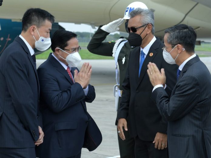 Perdana Menteri Vietnam Phạm Minh Chính dan rombongan tiba di Bandara Internasional Soekarno-Hatta, Tangerang, Banten