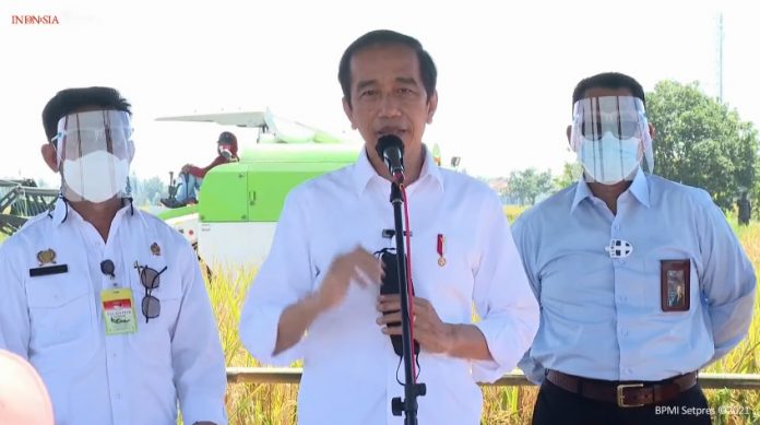 Presiden Joko Widodo memberikan keterangan pers terkait panen padi di Kabupaten Indramayu, Jawa Barat