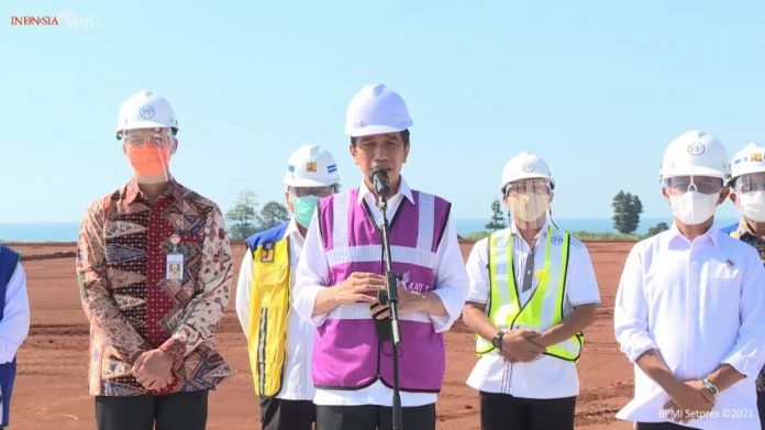 Presiden Joko Widodo memberikan keterangan pers terkait perkembangan pembangunan Kawasan Industri Terpadu di Kabupaten Batang, Jawa Tengah