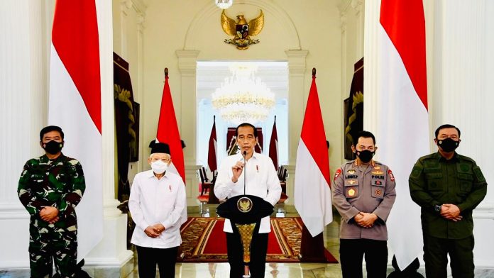 Presiden Joko Widodo memberikan pernyataan pers terkait insiden KRI Nanggala dan kelompok kriminal bersenjata di Istana Merdeka, Jakarta