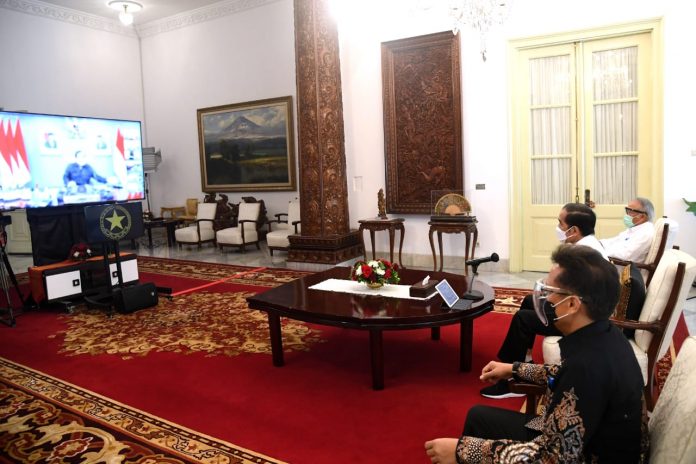 Presiden Joko Widodo memimpin rapat terbatas terkait bencana di NTT dan NTB secara konferensi video dari Istana Merdeka
