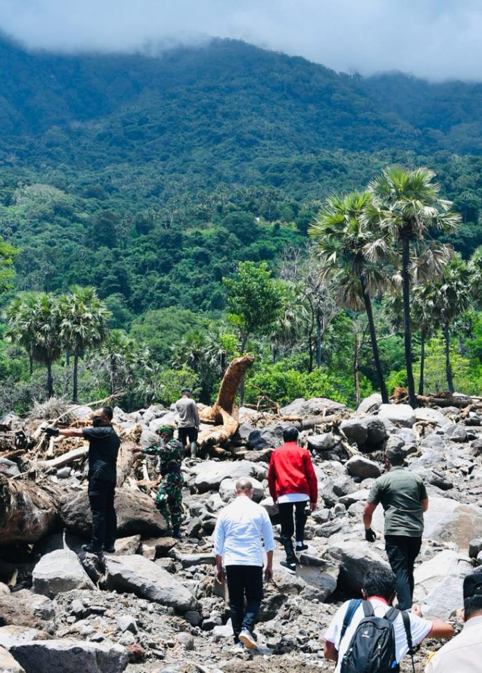 Presiden Joko Widodo mengunjungi Desa Amakaka, Kecamatan Ile Ape, Lembata, Nusa Tenggara Timur, yang merupakan salah satu lokasi terdampak bencana yang disebabkan oleh siklon tropis Seroja