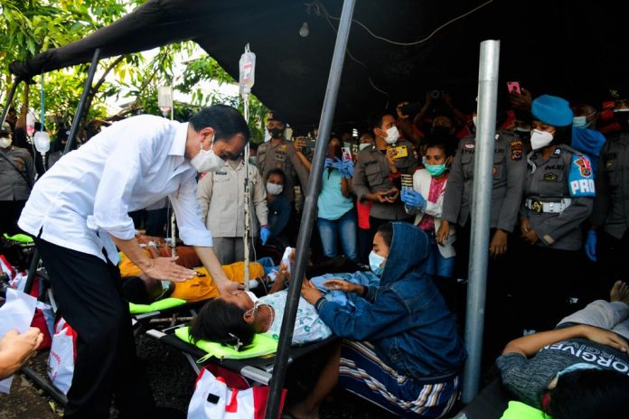 Presiden Joko Widodo meninjau lokasi dan tempat pengungsian di Desa Nele Lamadike, Kecamatan Ile Boleng, Flores Timur
