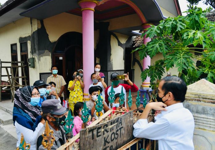 Presiden Joko Widodo meninjau rumah warga terdampak gempa di Desa Majangtengah, Kecamatan Dampit, Kabupaten Malang, Provinsi Jawa Timur