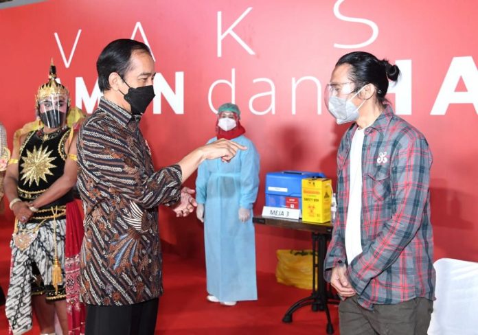 Presiden Joko Widodo meninjau vaksinasi bagi seniman dan budayawan di Galeri Nasional, Jakarta