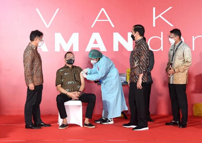 Presiden Joko Widodo meninjau vaksinasi massal bagi seniman dan budayawan yang turut diikuti oleh komedian Cah Lontong di Galeri Nasional, Jakarta