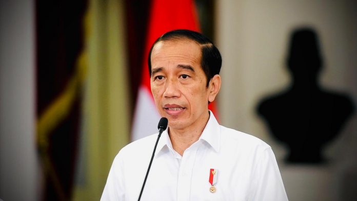 Presiden Joko Widodo menyampaikan pernyataan terkait korban KRI Nanggala 402 di Istana Merdeka, Jakarta