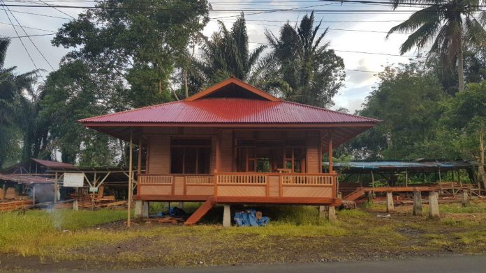 Rumah panggung, buah karya warga Desa Woloan di Minahasa, Sulawesi Utara (Foto Wiesye VM)